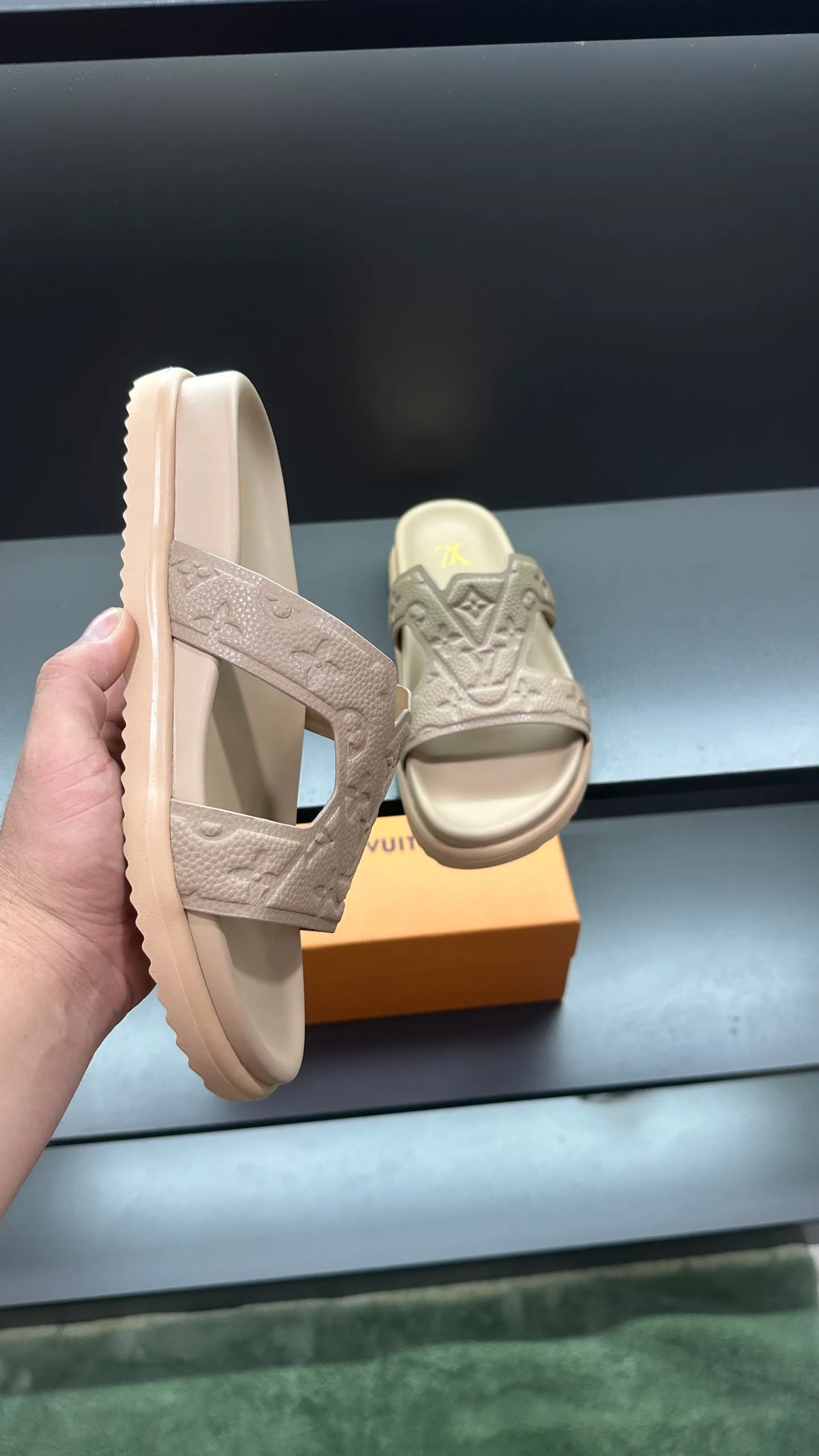 P300 🔍Top purchasing agent LV men's spring and summer slippers counter synchronized. The upper is made of cowhide fabric imported from Italy, with logo graphics and high-quality craftsmanship. The sole is: the original sole provided by the original factory. The exclusive molded sole is super comfortable. The original factory follows the order. 🔍🔍High quality. You can enter and exit the counter at will. Welcome to compare. Size 38-45